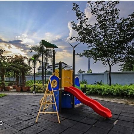 Lovely 2 Bedroom Condo With Free Secured Parking Manila Kültér fotó